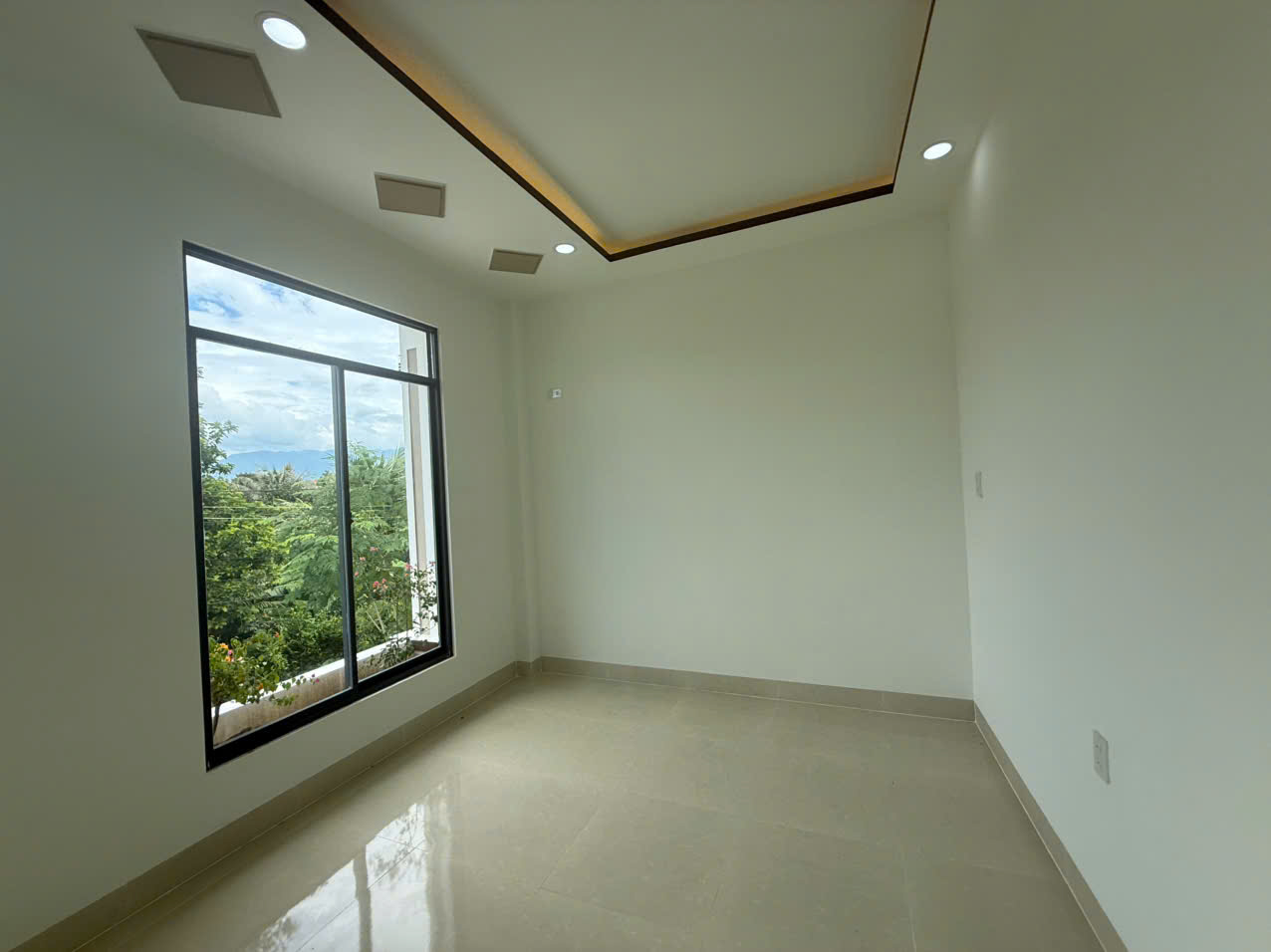  Bán Nhà 2 tầng trung tâm Diên Lạc, Diên Khánh. DT: 75m2 Giá chỉ: 1 tỷ680tr bớt lộc , bao phí thuế liên hệ e Trinh 