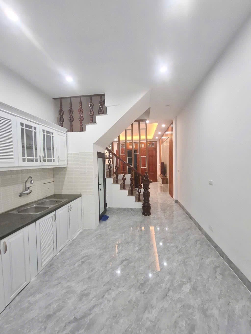  Cho thuê nhà Phố Hoàng Mai 5 tầng x 37m2, 5 ngủ, 17 Triệu ô tô qua nhà 