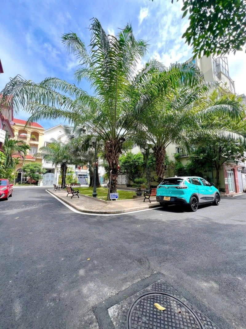  Bán nhà Biệt thự Nguyễn Trọng Tuyển - Lê Văn Sỹ, 8x22m, 4 Tầng, 6 PN, lô Góc, 68 tỷ. 