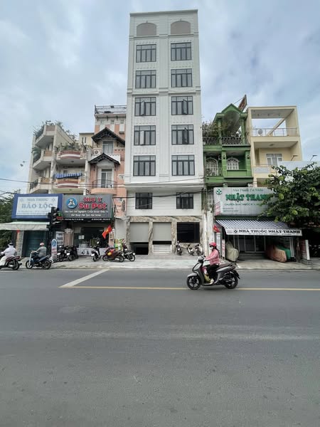  MTKD Khách Sạn 8 Tầng 32 Phòng Thu Nhập Ổn Định 