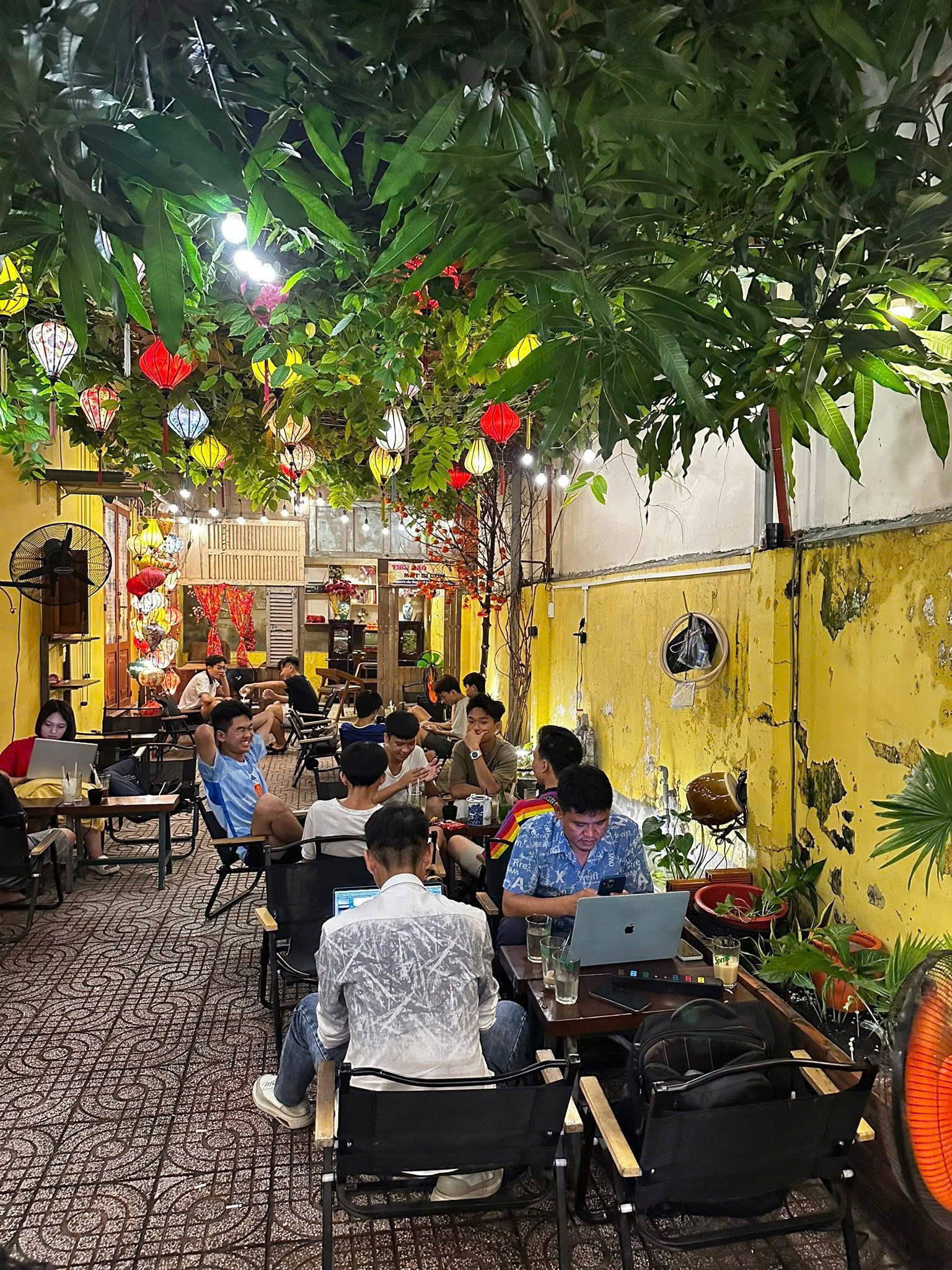  Hóc Môn  ,Hot Hot ! Quán Đẹp ! SANG QUÁN CAFE S/VƯỜN Mặt tiền khu dân cư gần sát đường Tô Ký, Tel : 0986719775  – 0967479554 ( Chính chủ ) 