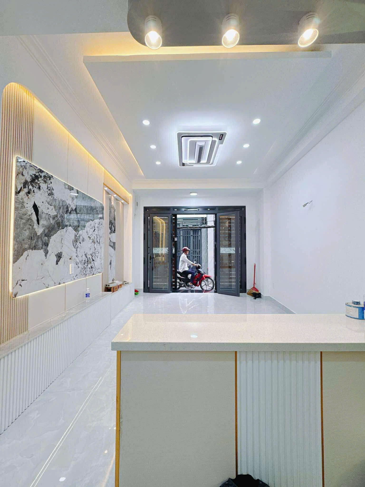  SÁT MẶT TIỀN HOÀNG DIỆU 
TRUNG TÂM Q4 CÓ 5 TỶ 