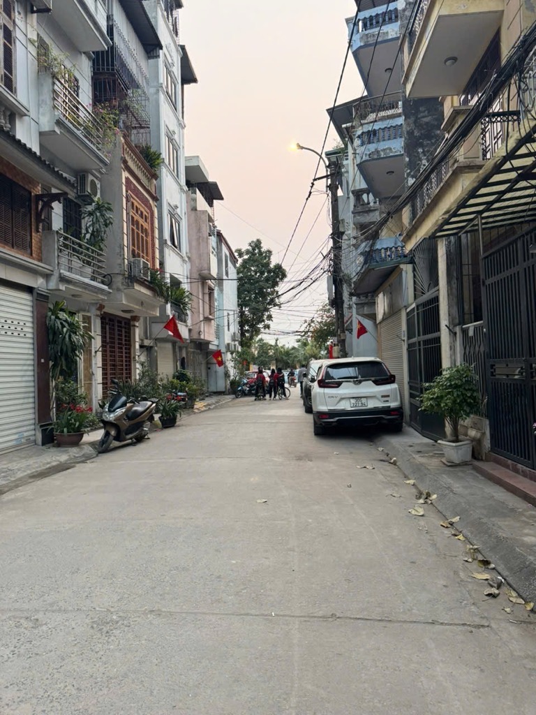  Bán nhà Gia Quất mặt ngõ thông oto tránh kinh doanh 51m x 4T giá 11 tỷ 4 còn tl. LH 0936123469 