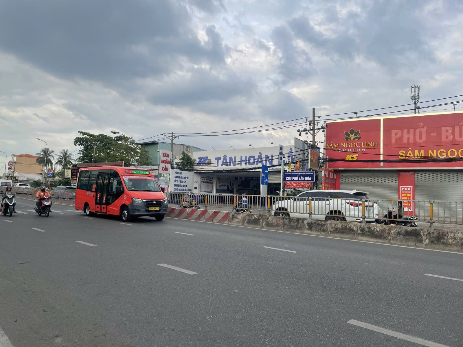  Bán nhà Mặt tiền Quốc lộ 13 ngay Phạm Văn Đồng, 17x35m, Cấp 4, HĐT  50tr, 38 tỷ. 
