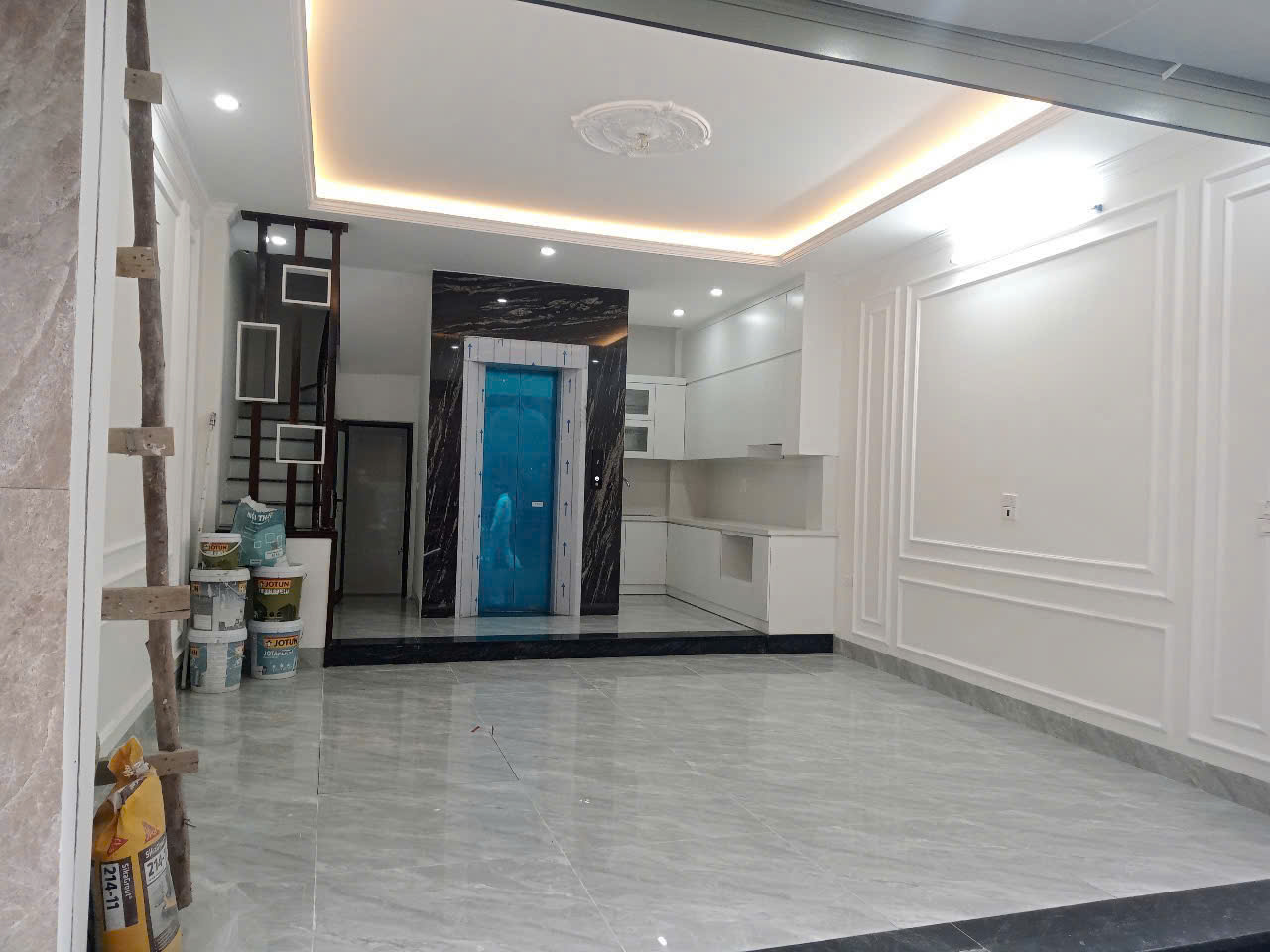  BÁN NHÀ MỚI KÍNH KOONG –HOA LÂM -THANG MÁY – THÔNG SÀN – FULL NỘI THẤT????

????Hoa Lâm – Long Biên

???? Diện tích: 40m² x 6 tầng – Mặt tiền 4.7m

???? Giá: 8.4 tỷ 