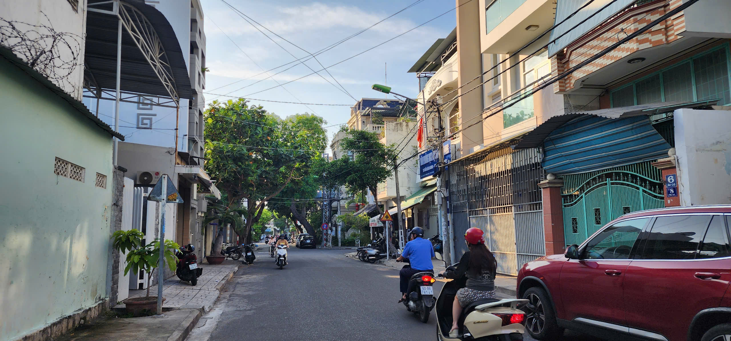  Bán Nhà Mặt Tiền Âu Cơ-Phước Tân
DT: 201m2 ngang 11m nở hậu
Giá Bán: 19.5 tỉ mọi thông tin chi tiết vui lòng lh e trang 