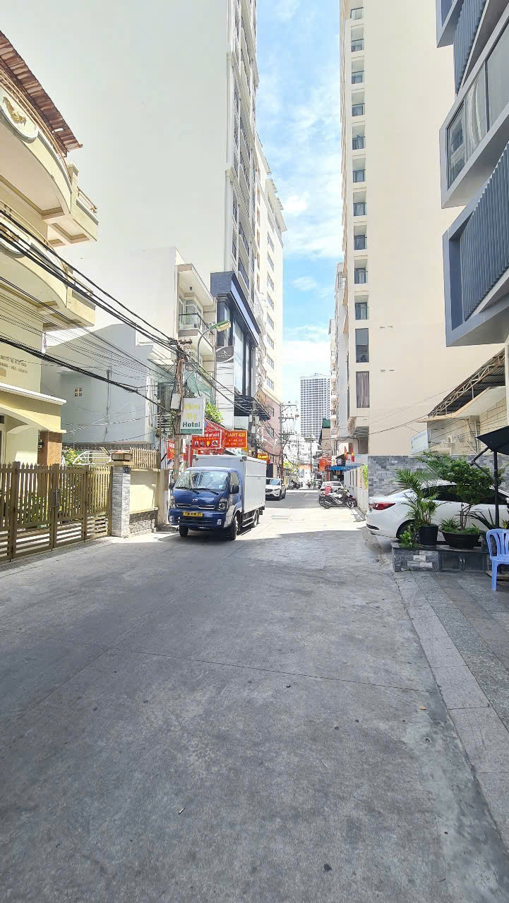  Bán nhà hẻm oto hiện trạng 6-8m Nguyễn Thị Minh Khai Diện tích :381m2 Giá bán 180triệu/m2 (68ty381)có TL
LH:  gặp Bích 