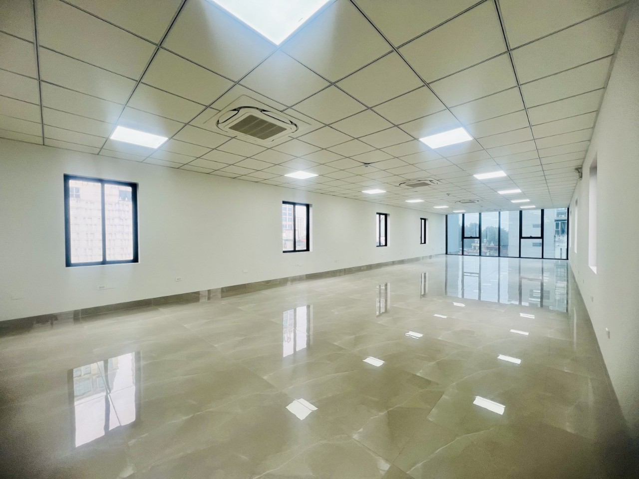  Chính chủ bán tòa nhà văn phòng cực đẹp mặt phố Hồng Tiến, diện tích gần 500m², xây 9 tầng (7 tầng nổi, 2 tầng hầm), mặt tiền rộng , đường 40m – cực hiếm, giá 258 tỷ 