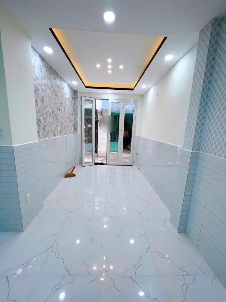  SÁT MẶT TIỀN XE HƠI 10M  TRUNG TÂM Q4 
DIỆN TÍCH 38 M2 HƠN 3 TỶ 
NHÀ MỚI 