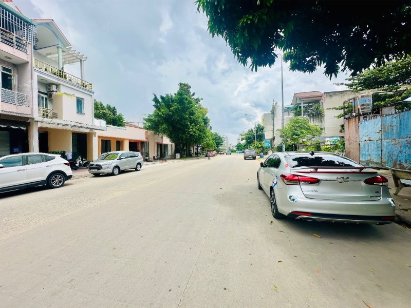  Bán nhà 3 Tầng Trung Tâm Dĩ An,đường 23m,gần Vincom Dĩ An,giá đầu tư 