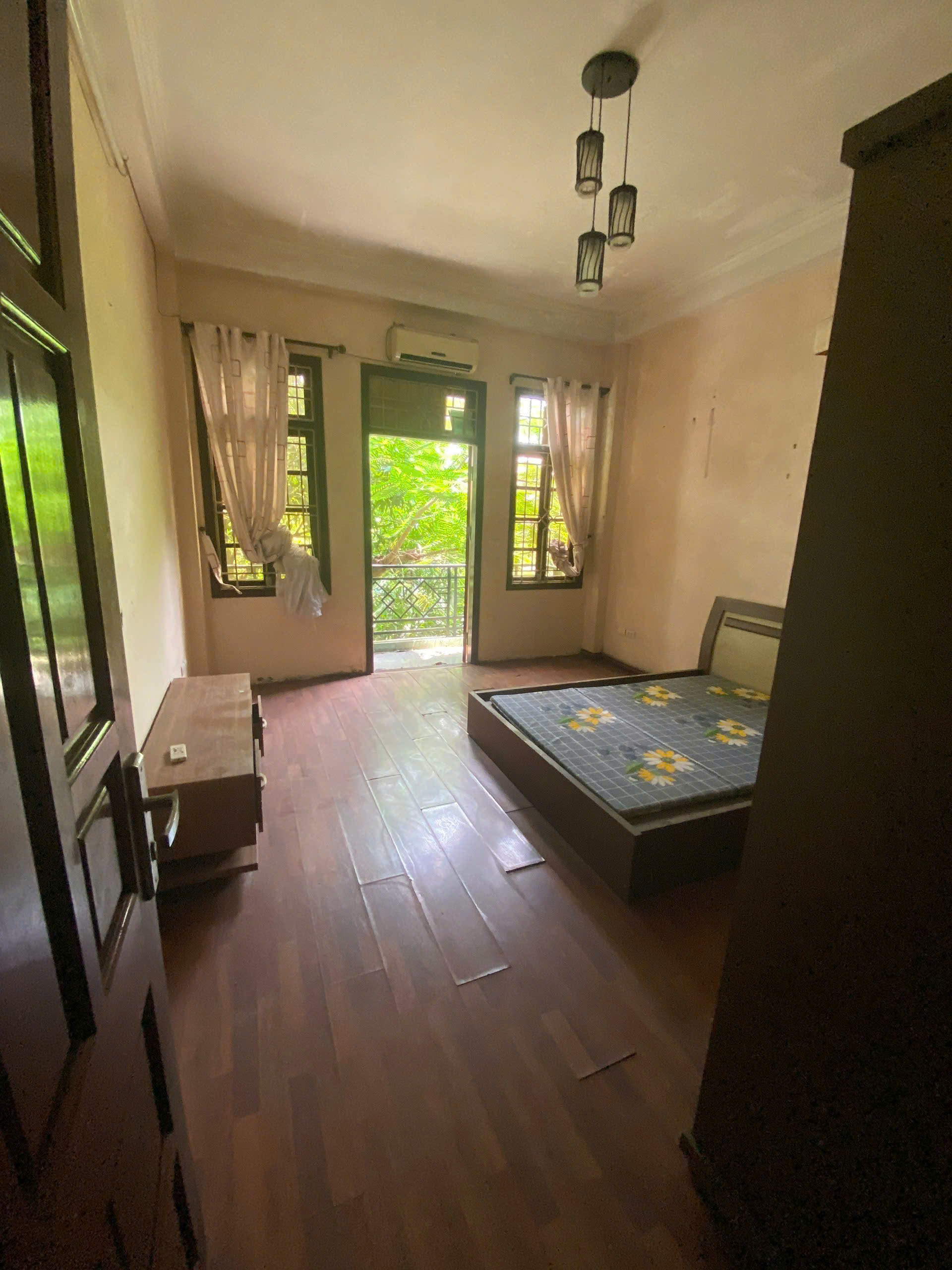  Cho thuê nhà nguyên căn ngõ 65 Khuất Duy Tiến, 40m2 x 3 tầng,1 lửng,3 ngủ,2 wc, 10 triệu 