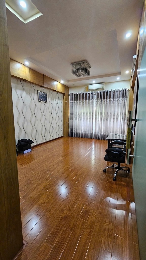  Bán nhà Trần Quốc Hoàn, Cầu Giấy, lô góc, ô tô tránh, 42m2, 6 tầng, chỉ 21.5 tỷ 