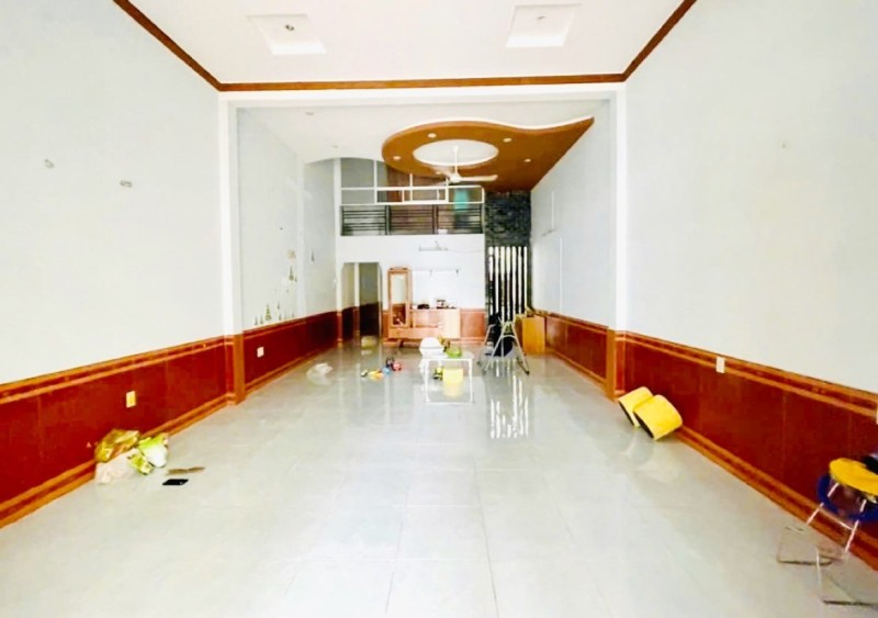  Bán nhà 2 Tầng Dĩ An,SHR đường xe hơi, cách chợ vài chục mét,giá rẻ 