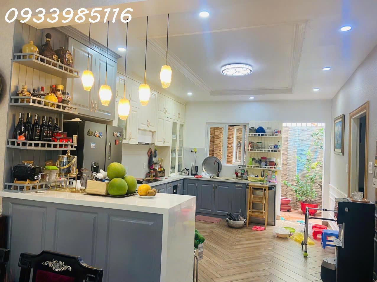  Ban biêt thu Nguyễn Ư Dĩ, Thảo Điền Q2
-  DTCN 158m2- XD 3 LẦU  Giá bán: 37 tỷ 