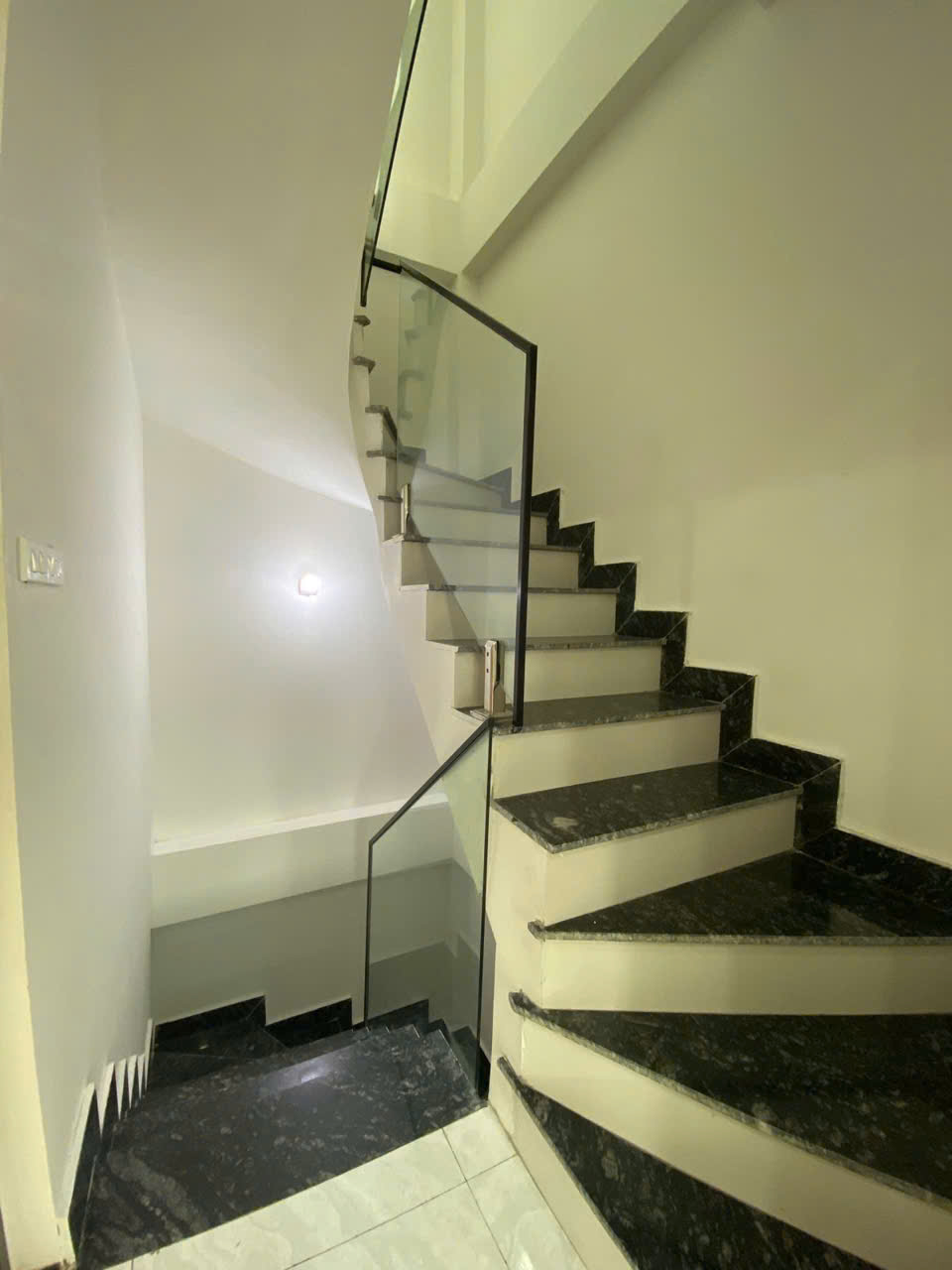  ???? BÁN NHÀ 5 TẦNG MỚI – GẦN PHỐ MỚI Ô TÔ TRÁNH – NGỌC THỤY - LONG BIÊN ????

???? Diện tích 30m² – Mặt tiền 3.4m – Giá 8.9 tỷ 
