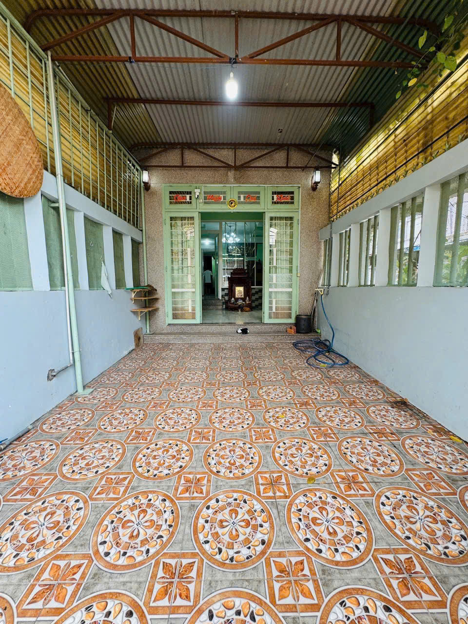  Bán nhà lầu góc 2 mặt tiền, KDC chợ Phú Thọ, đường nhựa 7m, chỉ 4,2 tỷ 