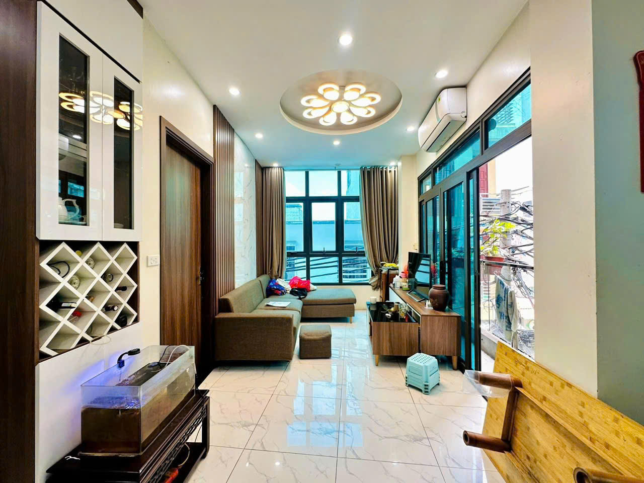  BÁN NHÀ MP ĐÊ LA THÀNH - DÒNG TIỀN ỔN ĐỊNH 50 TRIỆU/THÁNG - KINH DOANH ĐỈNH CAO - LÔ GÓC - 2 LỐI ĐI THOÁNG . 