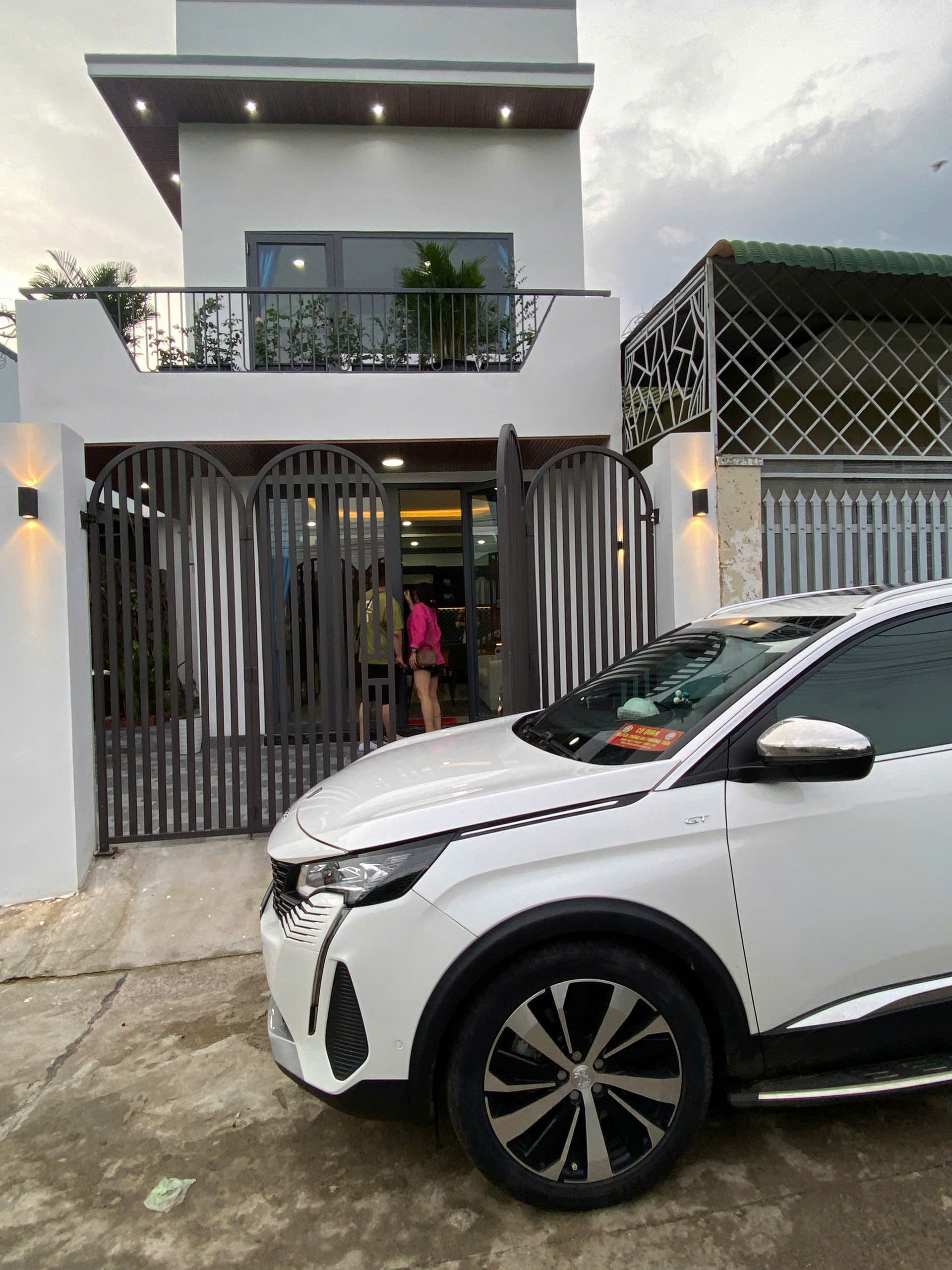  BÁN NHÀ MÊ HẺM XE HƠI NÉ NHAU 181 QUANG TRUNG MẶT TIỀN
 Nhà mê kiên cố - thiết kế hiện đại - Full nội  thất : 1 PK - 1 Bếp - 2 PN - sân đậu xe 