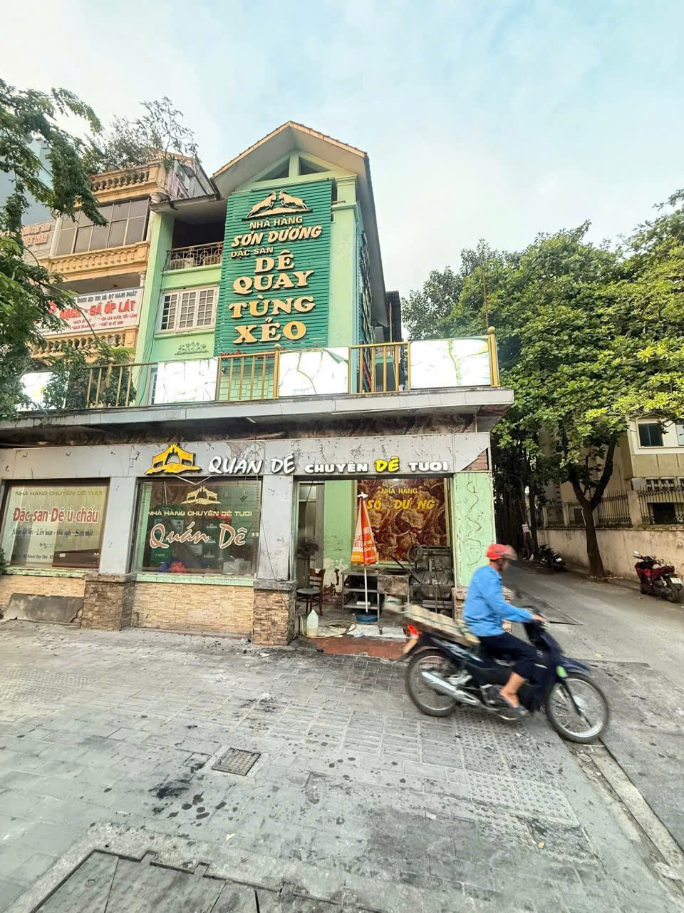  SIÊU PHẨM CÓ MỘT KHÔNG CÓ HAI MẶT PHỐ KHUẤT DUY TIẾN - LÔ GÓC
VỚI DIỆN TÍCH 160/200M NHÀ 4 TẦNG MẶT TIỀN 9M EM ĐẸP  NHƯ THẾ MÀ 