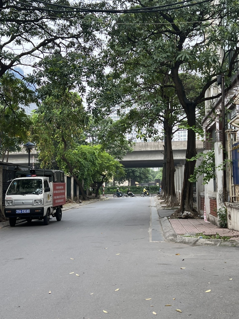  Bán Nhà Vũ Hữu – Phân Lô Ô Tô, Ngõ Thông Kinh Doanh, Chỉ Nhỉnh 23 tỷ 