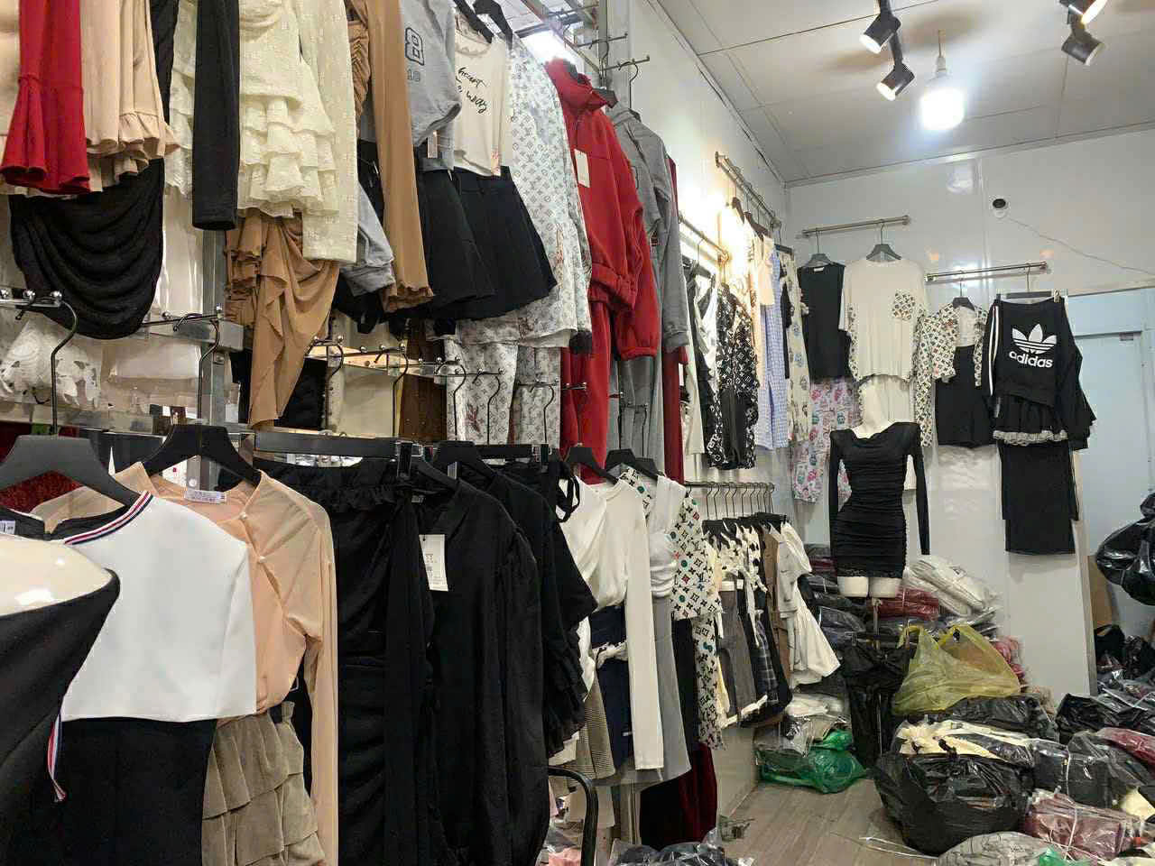  EM CẦN SANG NHƯỢNG GẤP CỬA HÀNG TẠI NINH HIỆP 