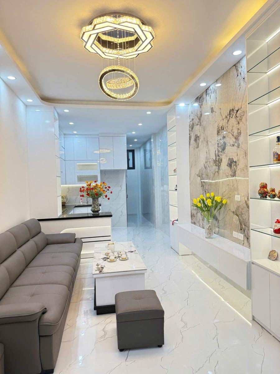  Bán nhà Hoàng Cầu 45m 5 tầng, ô tô, thang máy hơn 13 tỷ. 