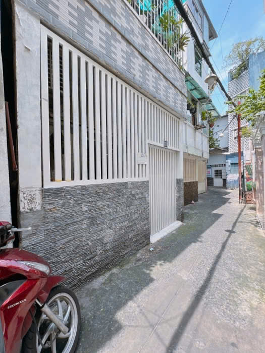  MẶT TIỀN CÁCH 2 CĂN NHÀ
NGANG 3.5 DÀI 12 ĐÚC BÊ TÔNG 
CÓ 5 TỶ Q4 