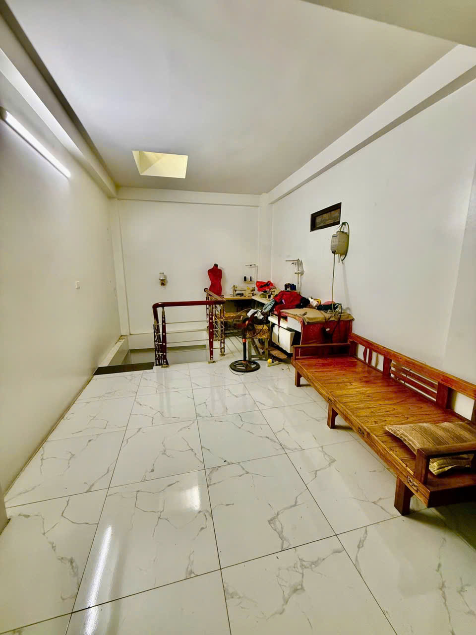  ???? BÁN NHÀ ĐẸP NGUYỄN VĂN CỪ – LONG BIÊN 50M RA PHỐ – 7.1 TỶ – DÒNG TIỀN TỐT
???? Cách mặt phố Nguyễn Văn Cừ chỉ 50m, ngõ thẳng đẹp, gần Hồng Tiến kéo dài – 300m ra cầu Chương Dương, vài phút sang Hồ Gươm.

???? Diện tích 29m², mặt tiền 3.5m, nhà 4 t 
