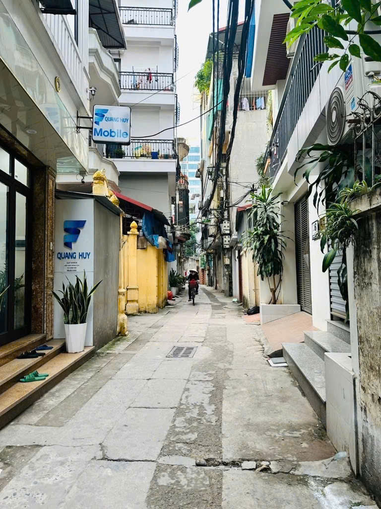  QUAN TÂM- CHÍNH CHỦ BÁN nhà riêng phố Giáp Bát, Mặt ngõ Thông. 49m × 6 Tầng. SĐCC Ô tô vào nhà Chỉ hơn 12 tỷ 