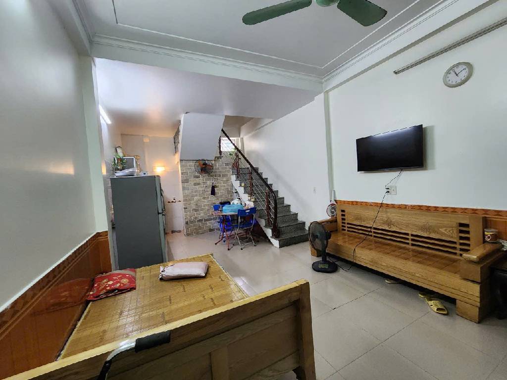  Bán nhà Ngõ 412 Ngọc Thuỵ 32m x 4T, oto đỗ cổng hơn 6 tỷ còn thương lượng. LH 0936123469 
