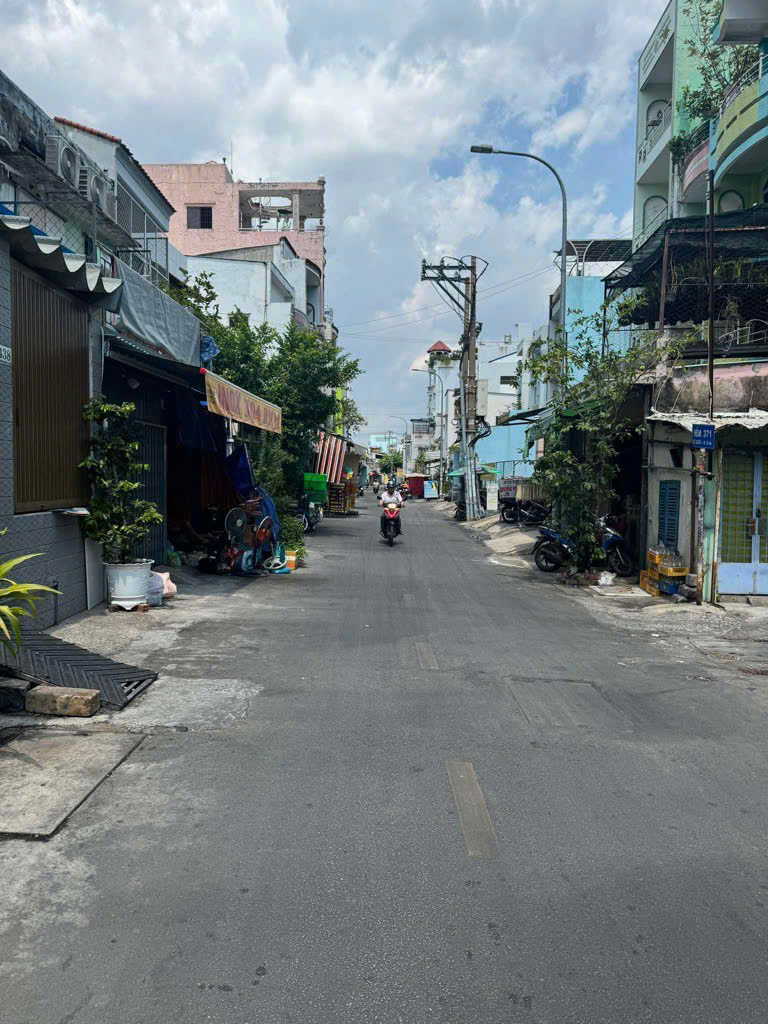  Bán nhà mặt phố Lê Quang Sung, Q.6. DT 42m2, 2 tầng, 3PN. Sổ hồng, giá 6.5 tỷ. 