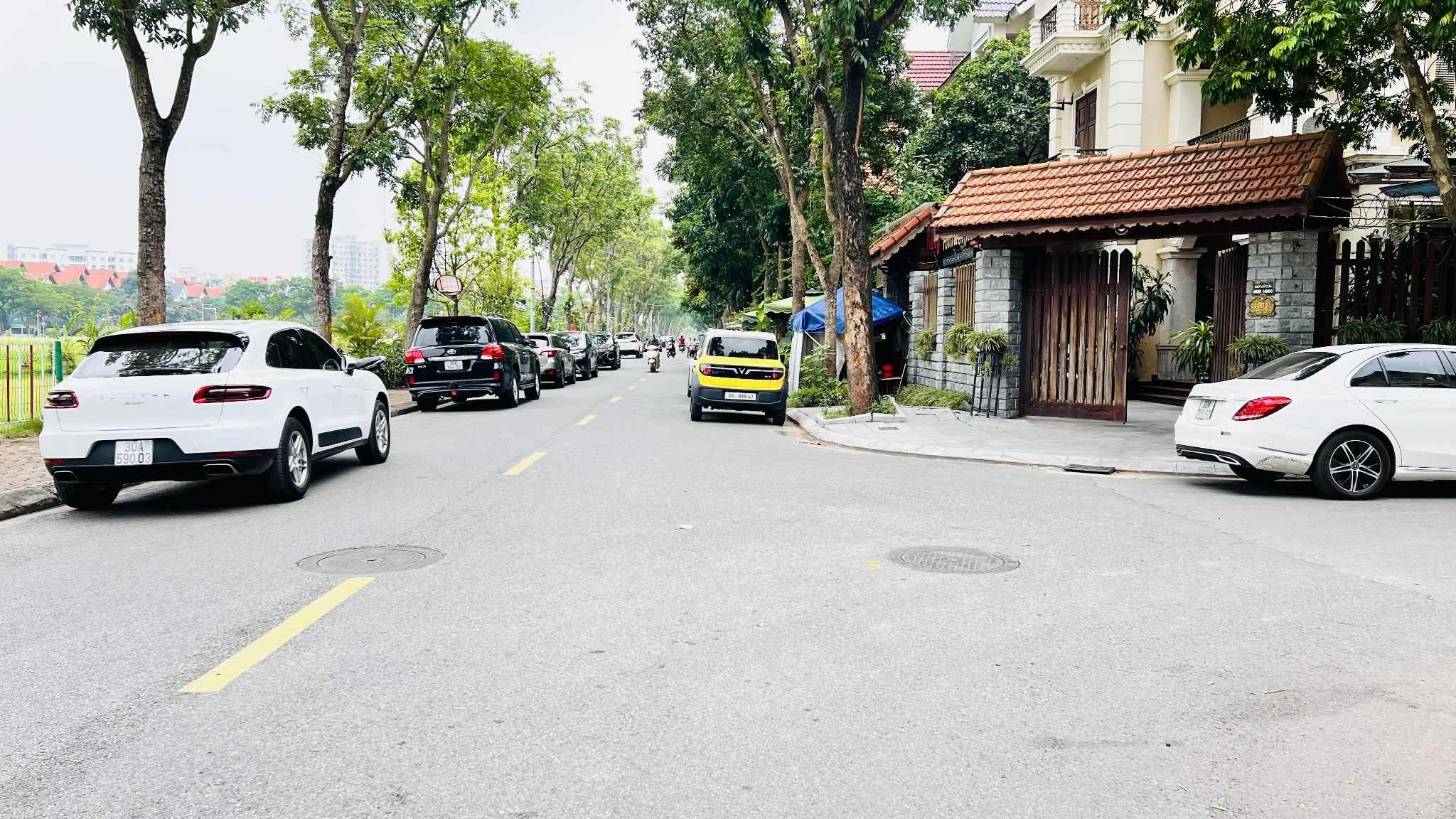  Biệt thự khu đô thị Việt Hưng, 240m x 4 tầng, mặt tiền 13m, khu vực cực sầm uất, kinh doanh ngày đêm 