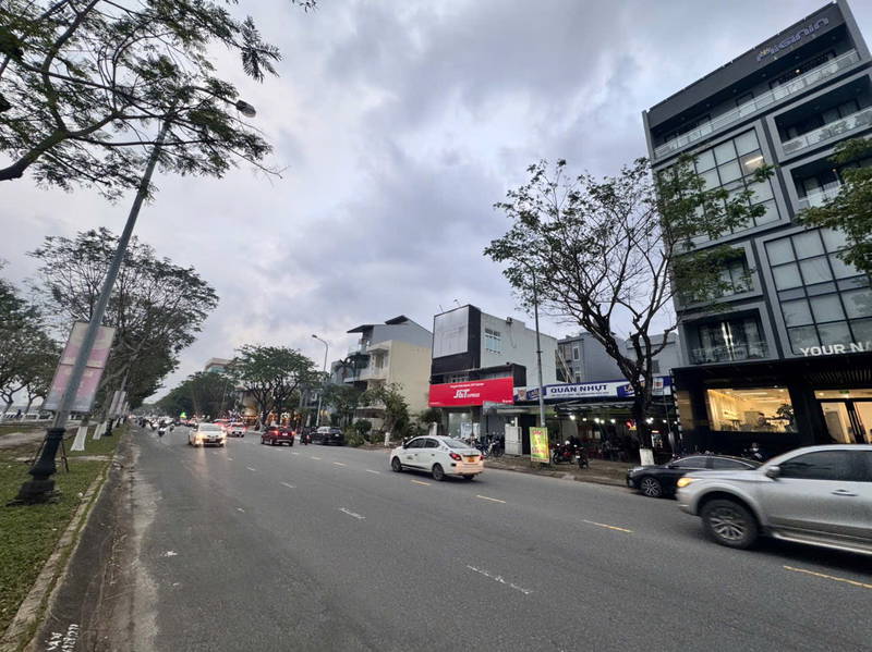  TOÀ VĂN PHÒNG 7 TẦNG: vị trí đẹp nhất tuyến phố “ Chương Dương”. View trực diện Sông Hàn. 