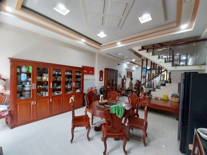  QUẬN 12 - BÁN NHÀ 2 MẶT TIỀN, 4 TẦNG LẦU, - MẶT TIỀN ĐƯỜNG NHỰA,CÓ LỀ ĐƯỜNG - DIỆN TÍCH NGANG 5.5M,DÀI 18M 