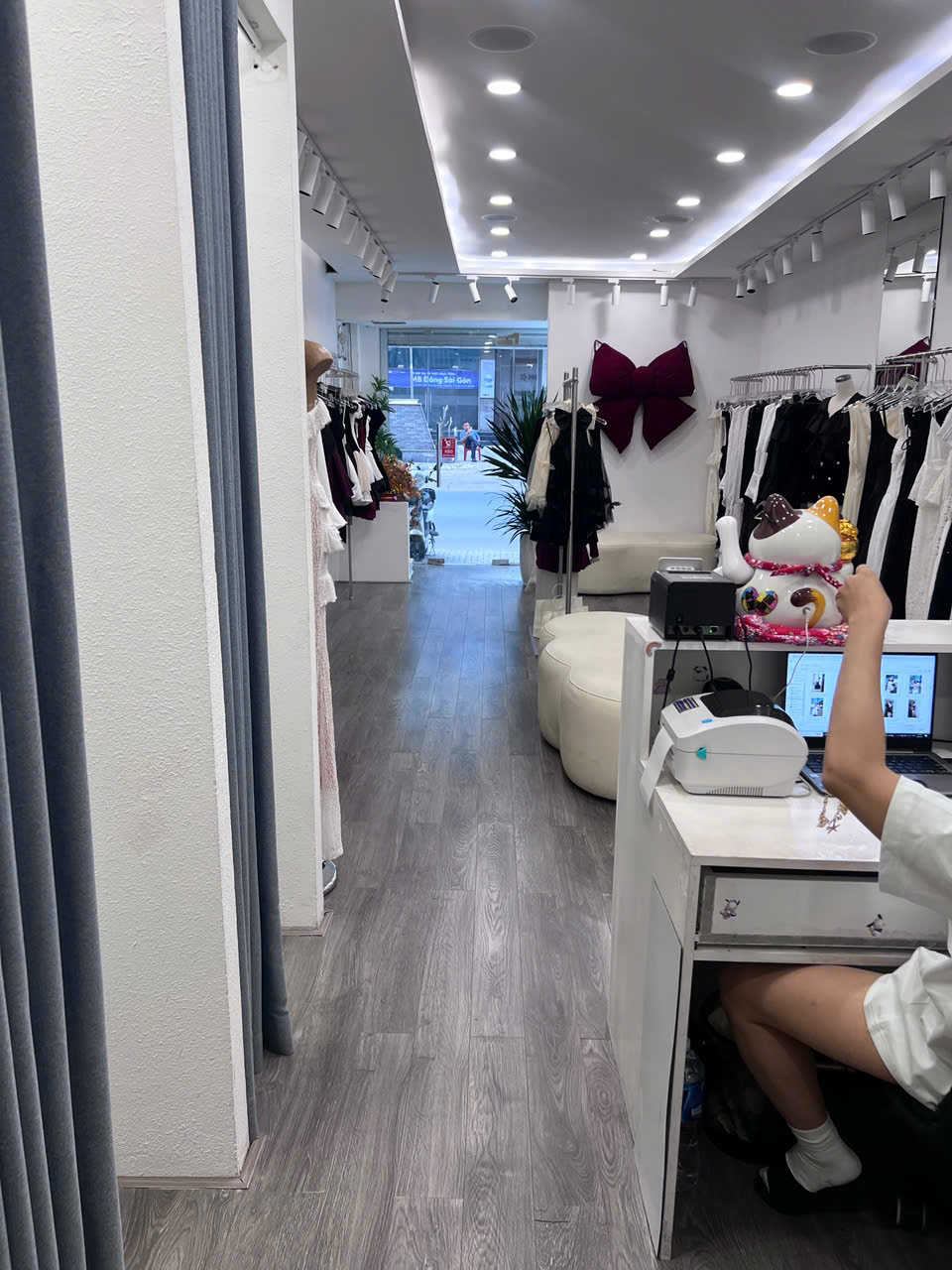  CHÍNH CHỦ CẦN SANG LẠI SHOP ĐẦM THIẾT KẾ  2 TẦNG - ĐƯỜNG CMT8- PHƯỜNG 15 - QUẬN 10 -TPHCM 