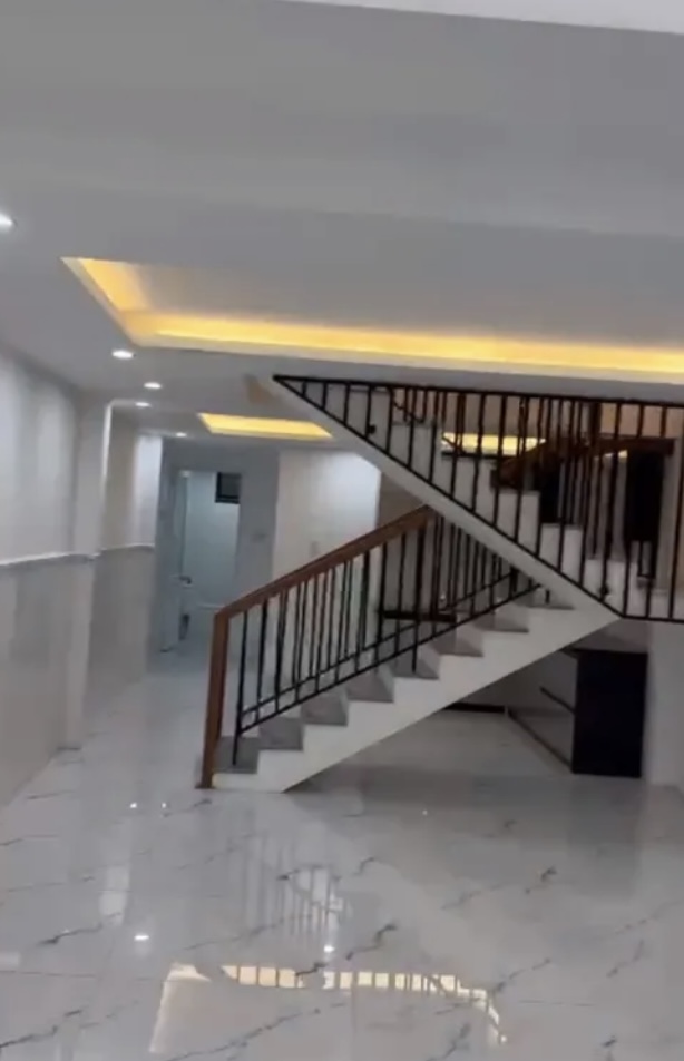  Nhà 3 tầng mặt tiền đường Hoa Lư . DT:74m , ngang 4m 