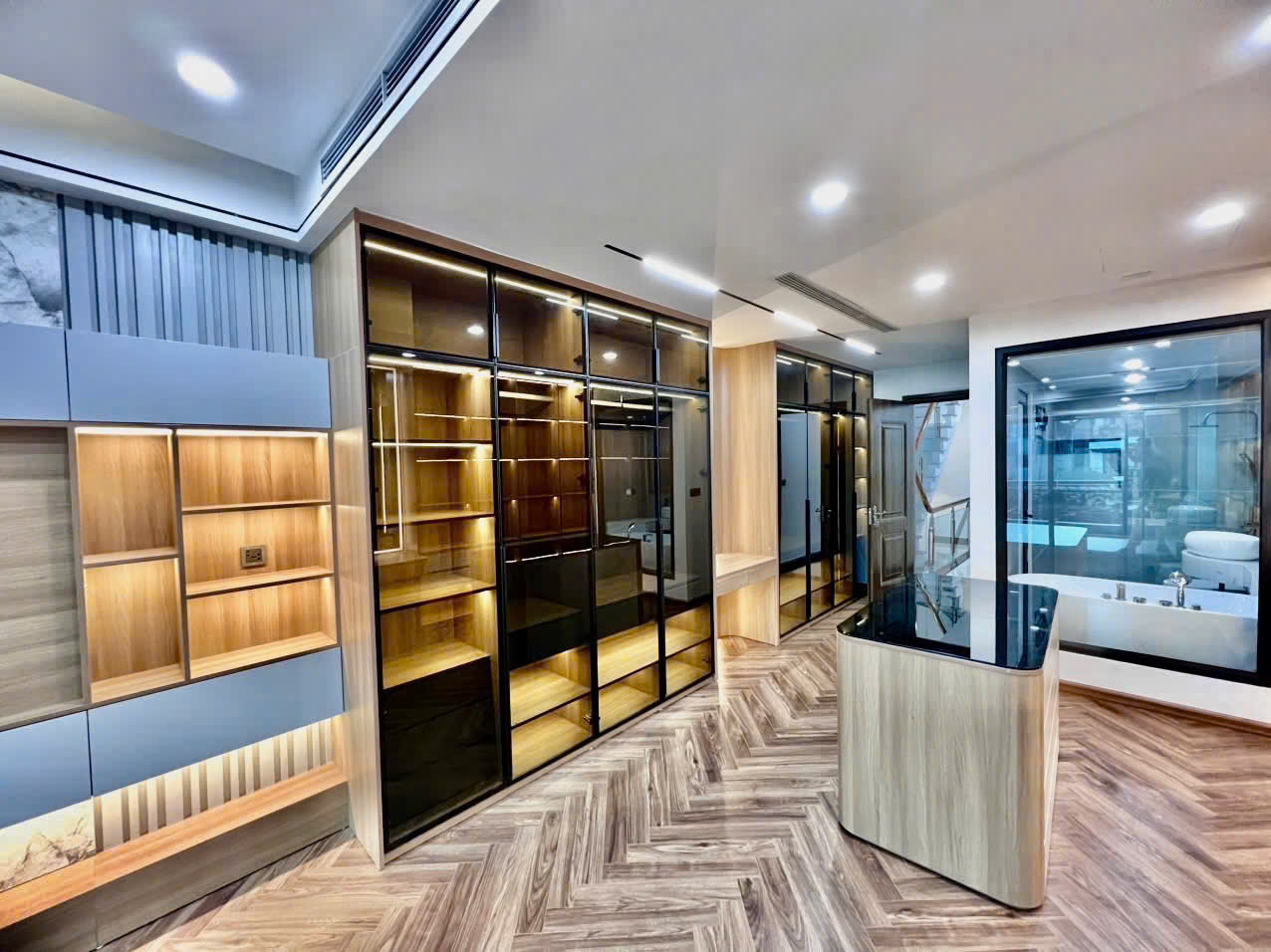  MẶT PHỐ NGUYỄN VĂN CỪ – 7 TẦNG THANG MÁY – 2 MẶT THOÁNG – GIÁ MỚI 33.5 TỶ
???? Vị trí trung tâm – gần Nguyễn Sơn, Hồng Tiến – vỉa hè đá bóng, phố kinh doanh sầm uất ngày đêm.

???? Diện tích 61m², mặt tiền 4m – nhà đang hoàn thiện, full nội thất 