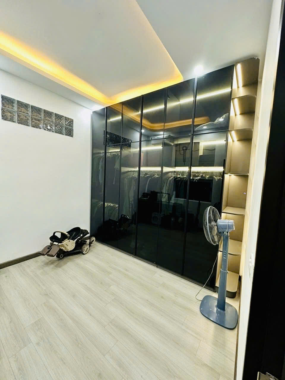  BÁN NHÀ NGUYỄN VĂN CỪ CÁCH 1 NHÀ RA PHỐ – TRUNG TÂM LONG BIÊN – LÔ GÓC 3 THOÁNG – Ô TÔ TRÁNH – THANG MÁY – VỈA HÈ
???? Nguyễn Văn Cừ, 54m², MT 3.8m, 5T, 18.9 tỷ – Long Biên 