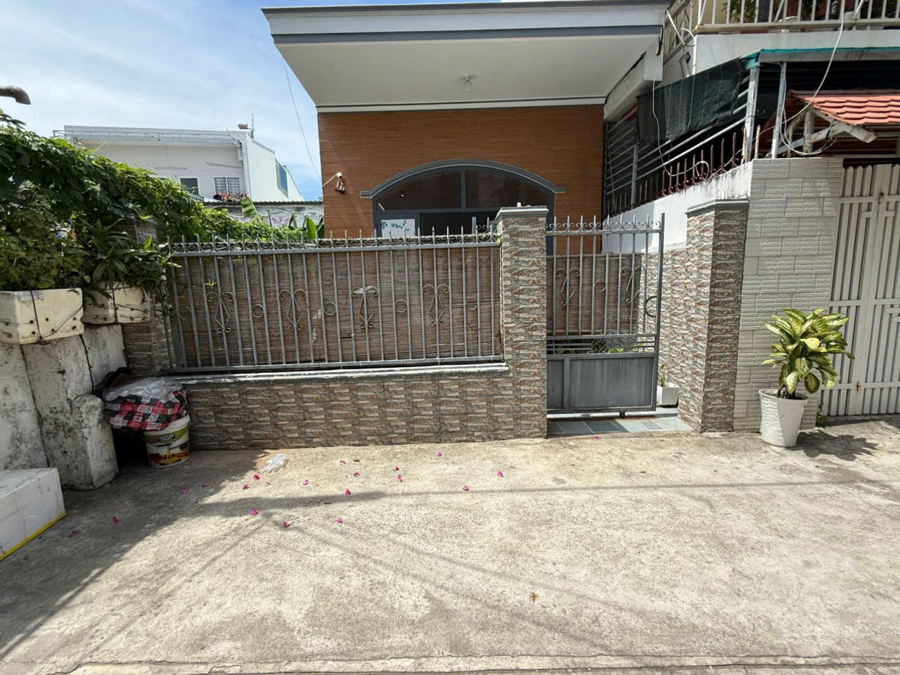  Bán nhà cấp 4 hẻm Tú Xương gần Doanh trại quân đội 94 m2 3.75 tỷ 
