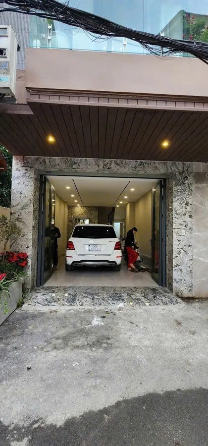  NHÀ ĐẸP TẶNG NỘI THẤT Phố Bồ Đề 52 m2 X 6 Tầng 13.9 tỷ Long Biên Hà Nội.Ô TÔ VÀO NHÀ. 