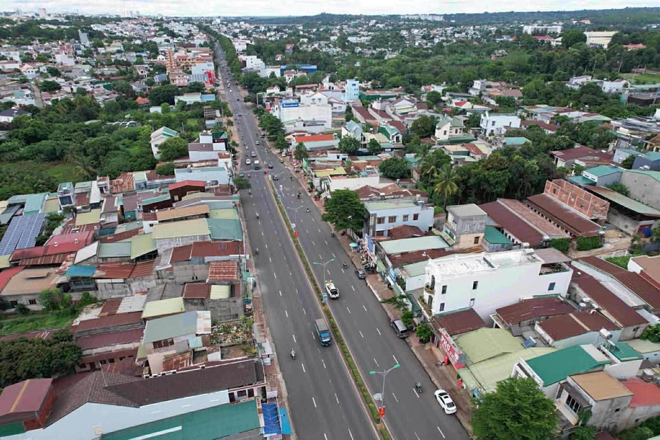  Nhà Mặt tiền Kinh Doanh Lê Duẩn đường qh rộng 30m 
Ngay gần ĐHTN khu vực kinh doanh sầm uất
DT : 4,08 x 30m – Thổ cư 100% 