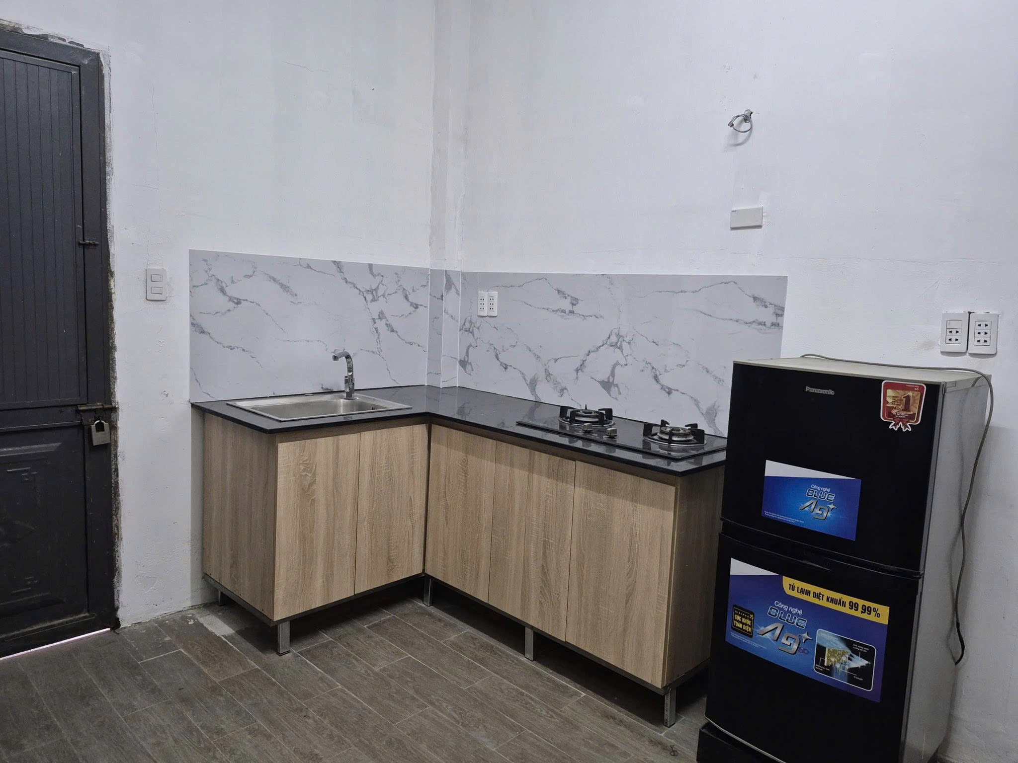  Cho thuê nhà nguyên căn mặt tiền 11 Đỗ Quang bên hông có kiệt, thuận lợi cho kinh doanh. 