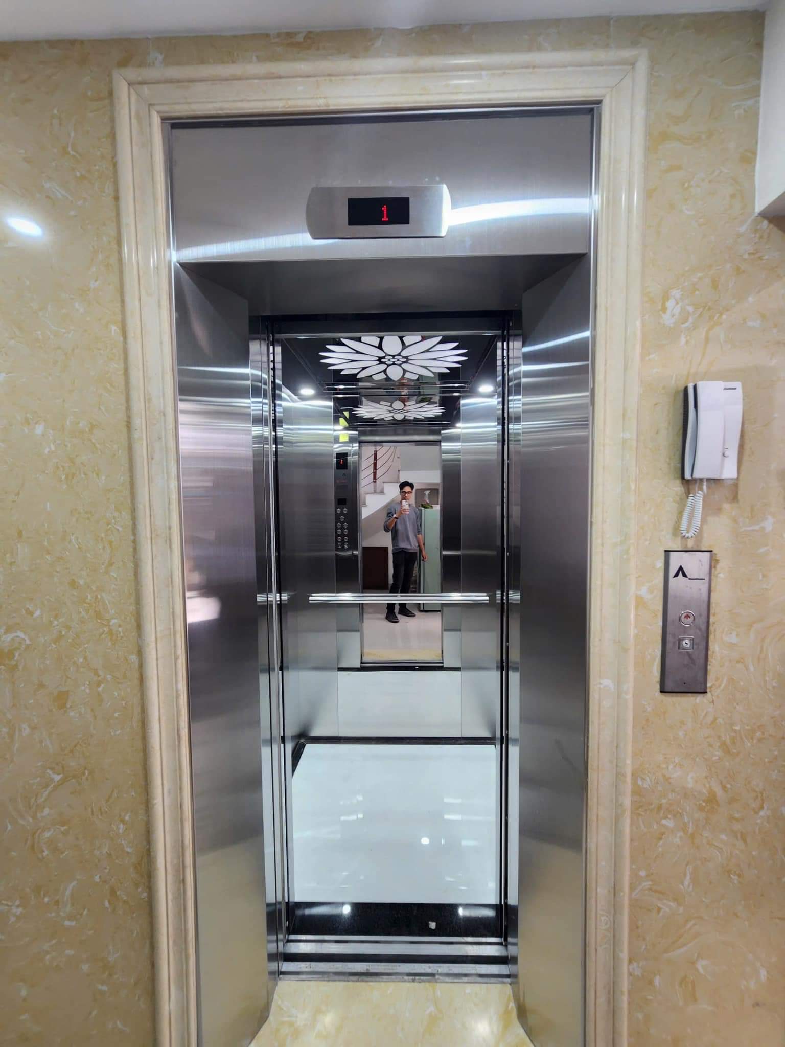  Cho thuê nhà lô góc, mới , thang máy,vỉa hè, 119m2- 5T, Duy Tân_43 Tr 