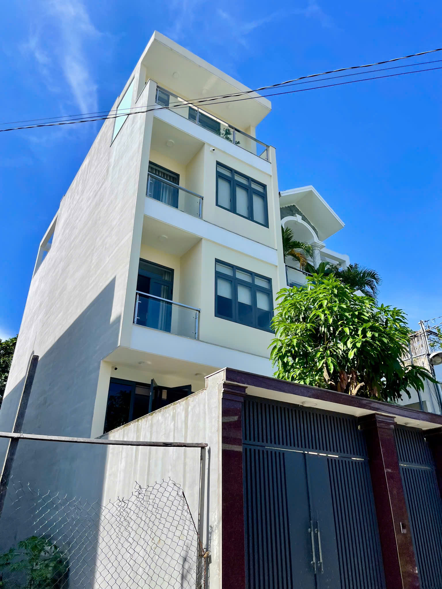  Nhà 4 tầng, 1 xẹt Đỗ Xuân Hợp, Phước Long B (Q9 cũ), đối diện chợ, 4 phòng ngủ, nhỉnh 5 tỷ 