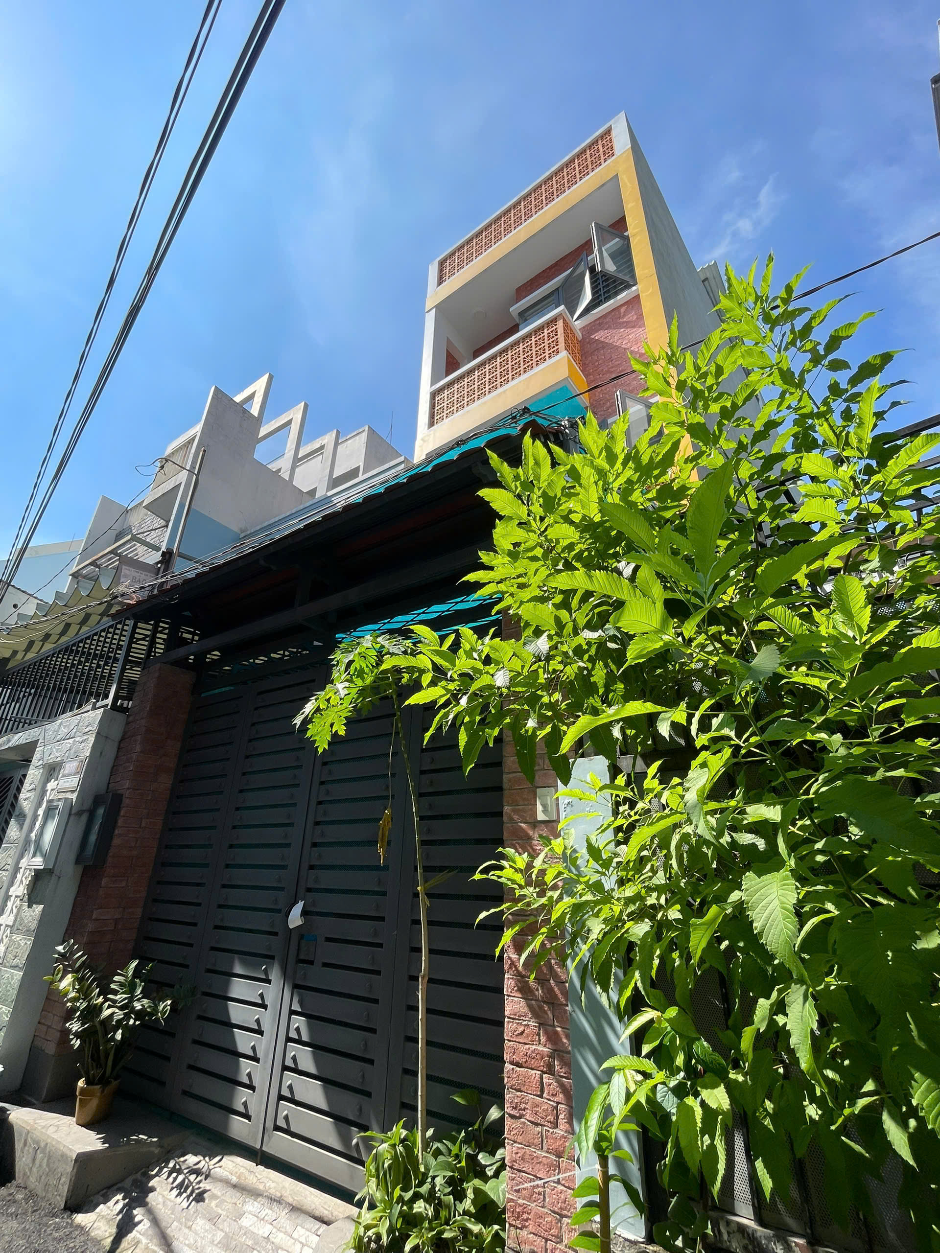  Nhà ngang 5m, hẻm 1 xẹt sát Đỗ Xuân Hợp, Phước Long B (Q9 cũ), 3 tầng kiên cố, giá chỉ 5 tỷ. 