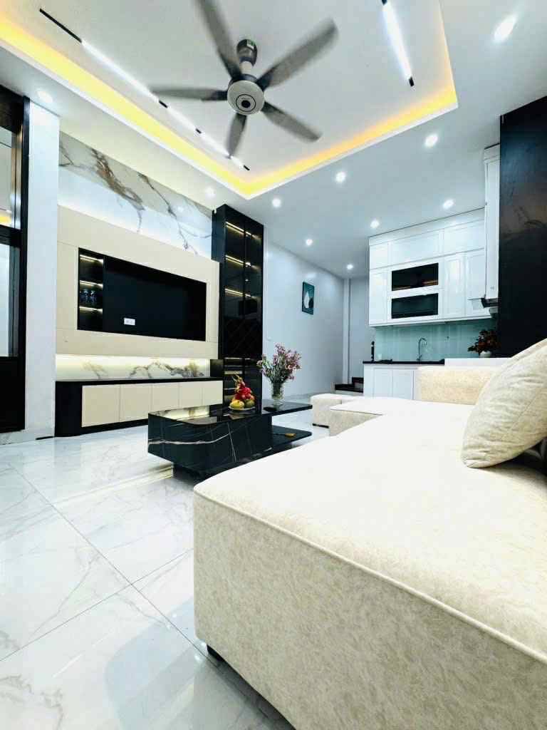  NGUYỄN ĐÌNH HOÀN 32M x5 TẦNG-MT 4M,SÁT PHỐ,NGÕ THÔNG-GIÁ 8,4 TỶ 