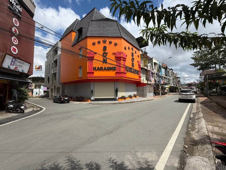  BÁN NHÀ MẶT TIỀN TRUNG TÂM KQH NGUYỄN CÔNG TRỨ PHƯỜNG 8 ĐÀ LẠT - 700M2 SỬ DỤNG 