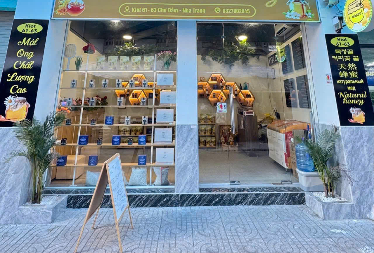  Mình có cửa hàng nhỏ ở chợ Đầm cần sang. 