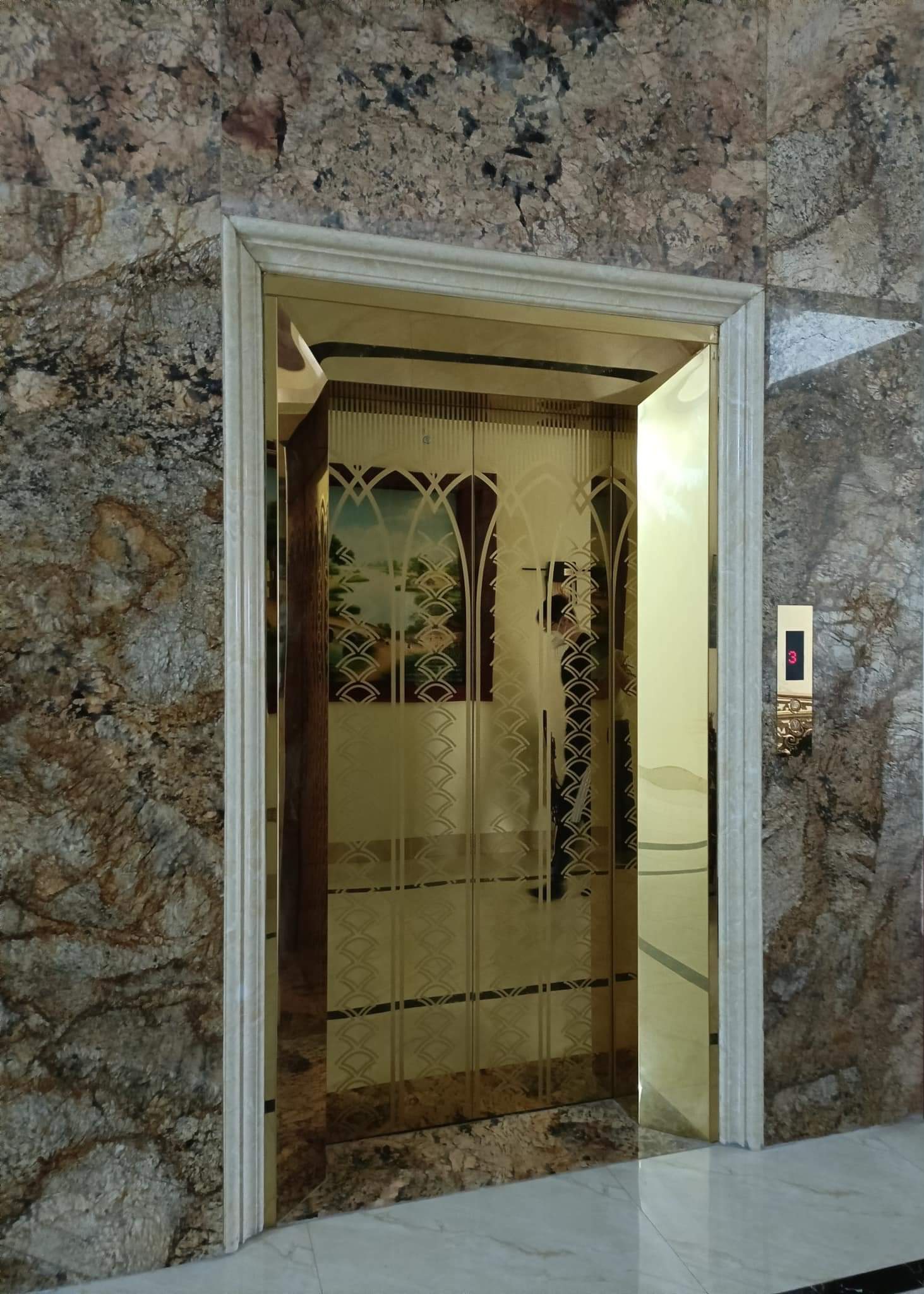  Cho thuê nhà hai mặt tiền,mới, Lạc Long Quân, 104m2x 5T vỉa hè 29 Tr 