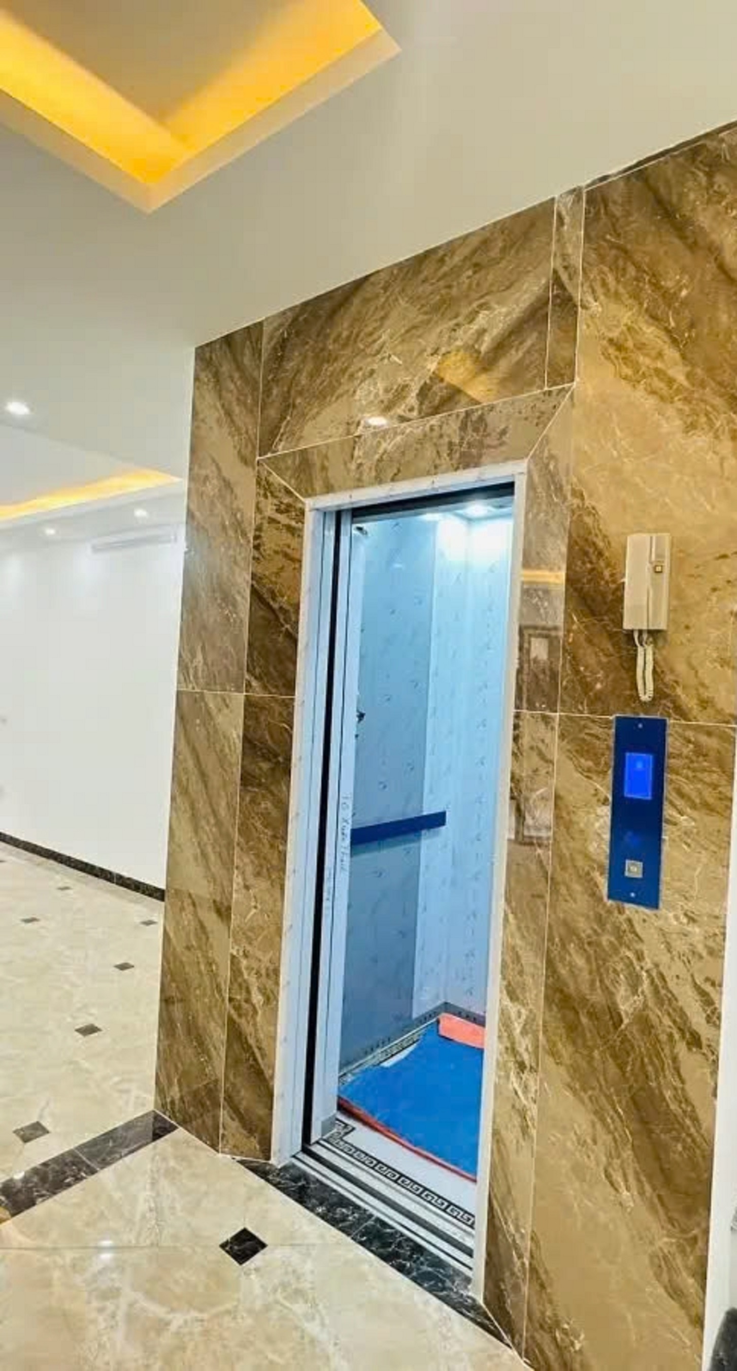  Cho thuê nhà hai mặt tiền, Nguyễn Khánh Toàn, 102m2x 5T vỉa hè 34 Tr 